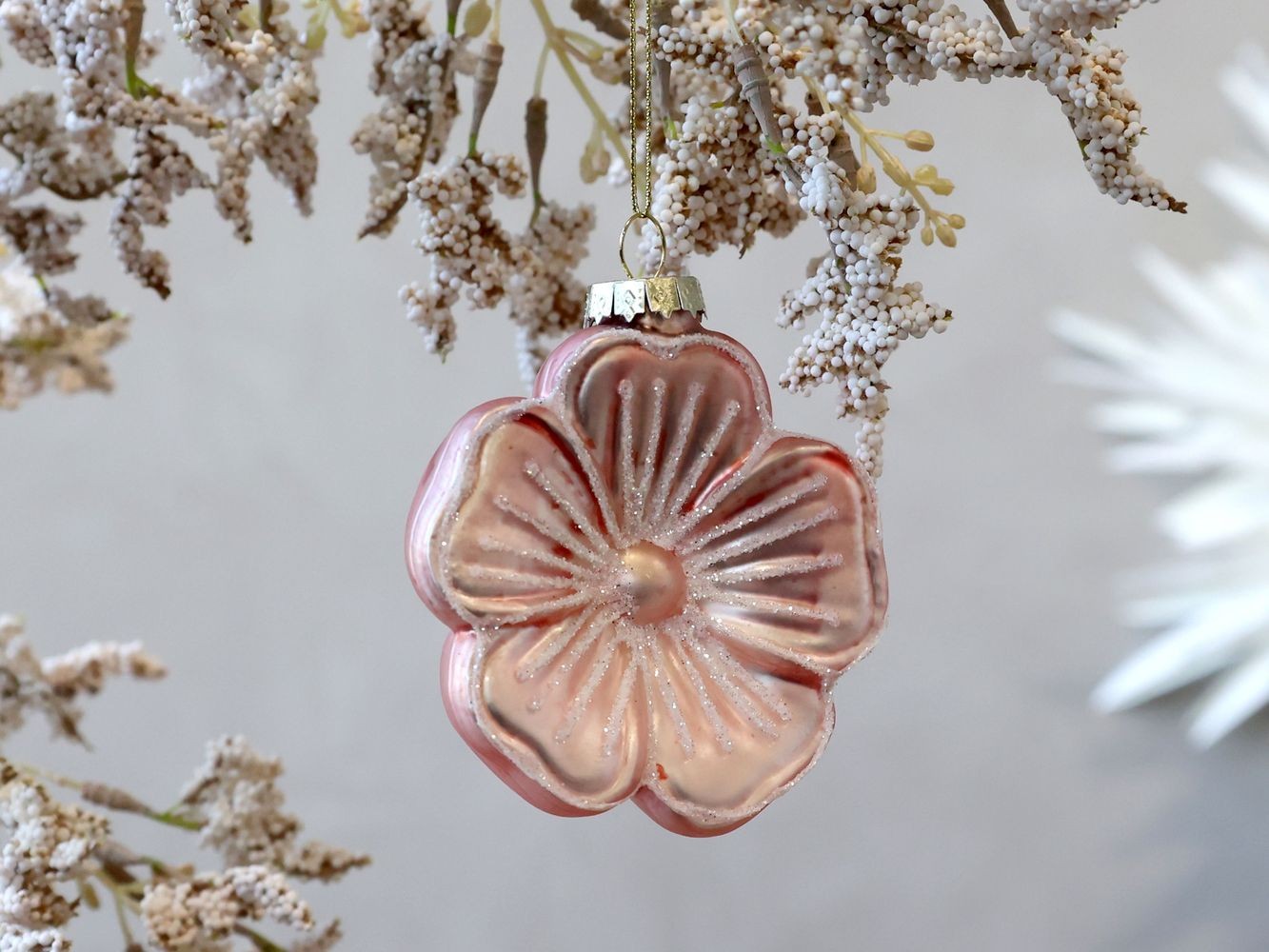 Růžová skleněná vánoční ozdoba květ - Ø 8*3 cm Chic Antique Růžová skleněná vánoční ozdoba květ - Ø 8*3 cm Chic Antique