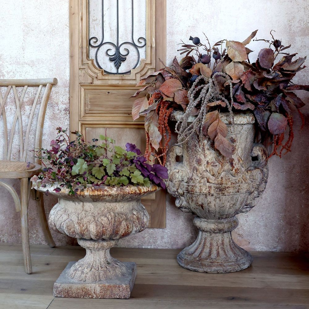 Béžovo-hnědý antik dekorační květináč Broqua - Ø 57*47cm Chic Antique Béžovo-hnědý antik dekorační květináč Broqua - Ø 57*47cm Chic Antique