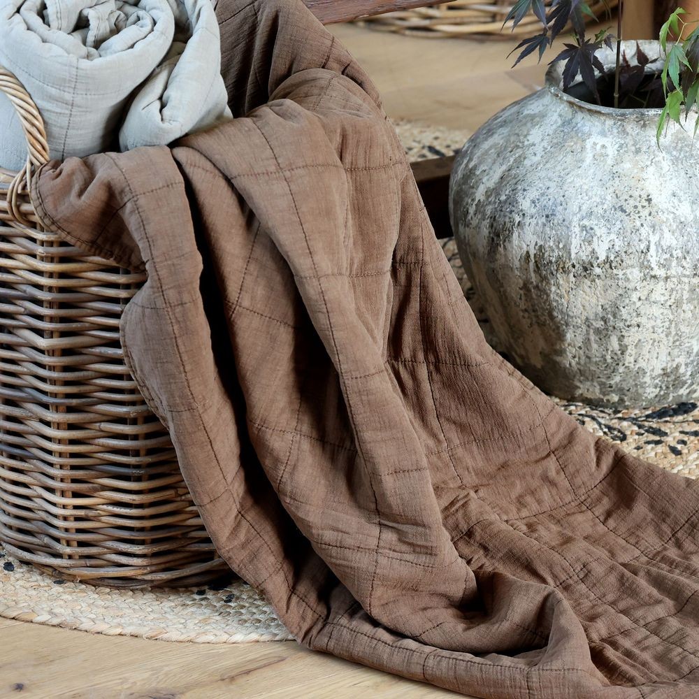 Hnědý přehoz s opraným vzhledem Aix Vintage Quilt - 130*180 cm Chic Antique Hnědý přehoz s opraným vzhledem Aix Vintage Quilt - 130*180 cm Chic Antique