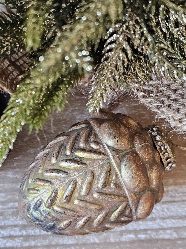 Zeleno-zlatá antik skleněná dekorace žalud - Ø 6*8 cm Mars & More Zeleno-zlatá antik skleněná dekorace žalud - Ø 6*8 cm Mars & More