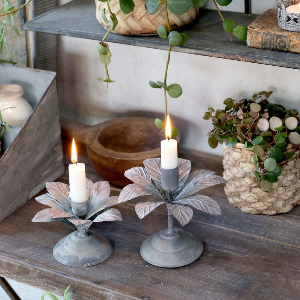 Zinkový antik kovový svícen na úzkou svíčku s květem Flower - Ø 12*9 cm Chic Antique Zinkový antik kovový svícen na úzkou svíčku s květem Flower - Ø 12*9 cm Chic Antique