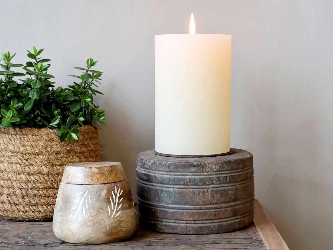 Dřevěný svícen na sloupovou svíčku Grimaud Unit - Ø 15*19 cm Chic Antique Dřevěný svícen na sloupovou svíčku Grimaud Unit - Ø 15*19 cm Chic Antique