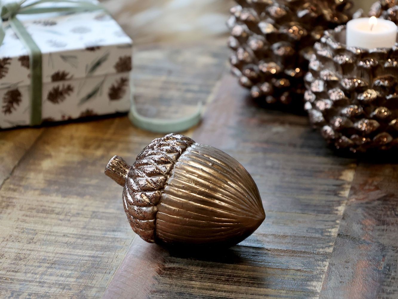 Mocca keramická dekorace žalud Acorn antique - 11*8*8 cm Chic Antique Mocca keramická dekorace žalud Acorn antique - 11*8*8 cm Chic Antique