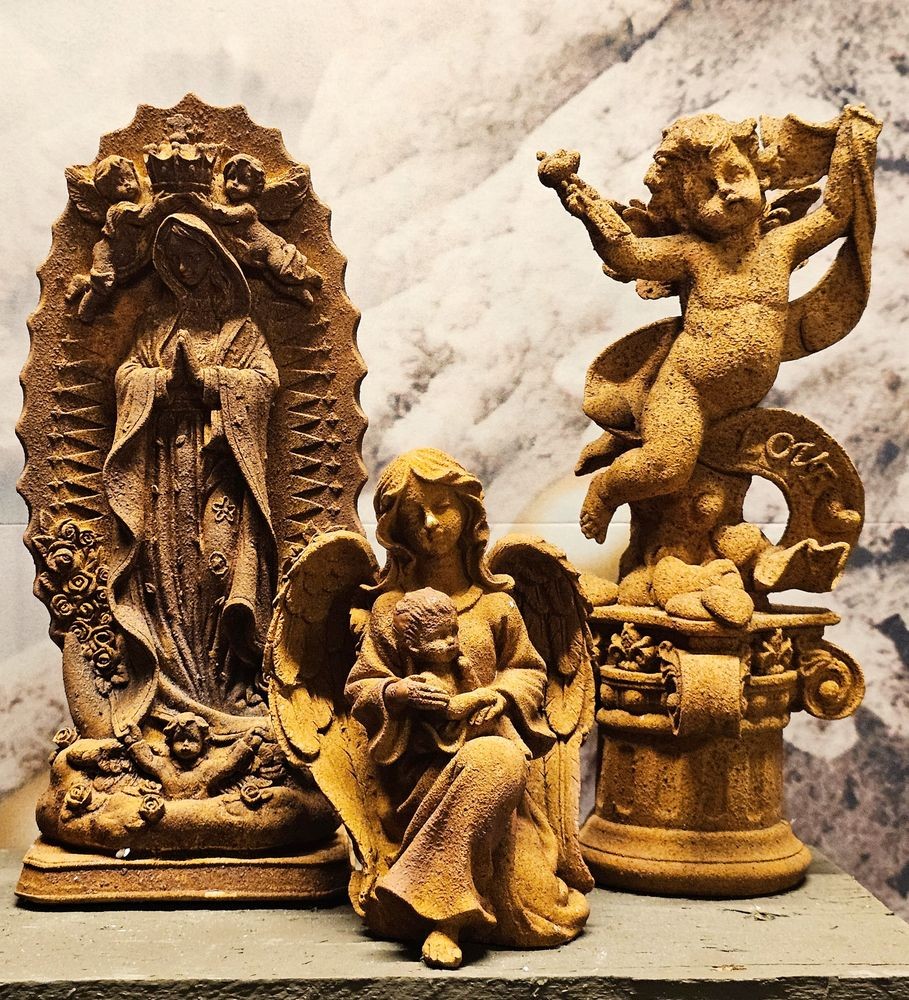 Dekorativní rezavá figurka anděl držící dítě - 13*11*18 cm Clayre & Eef Dekorativní rezavá figurka anděl držící dítě - 13*11*18 cm Clayre & Eef