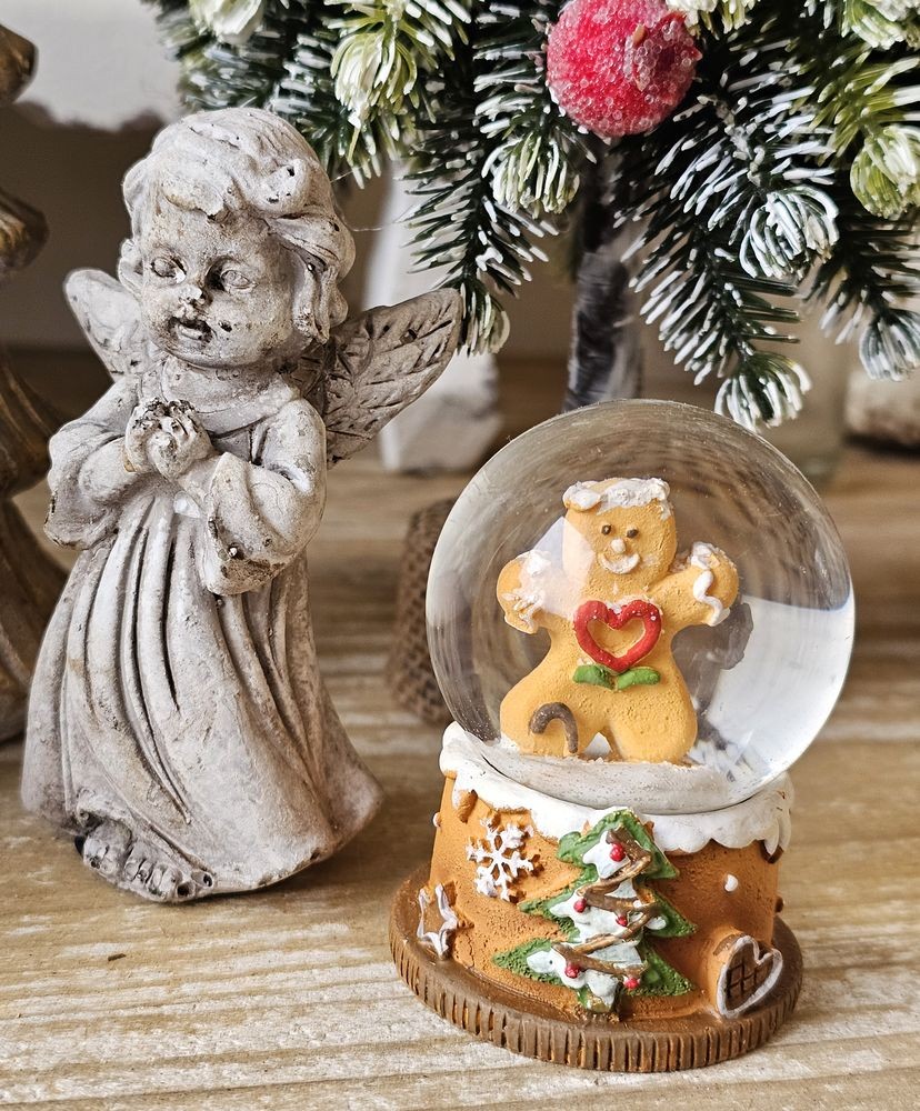 Vánoční sněžítko s perníčkem Gingerbread - Ø 5 * 6 cm Clayre & Eef Vánoční sněžítko s perníčkem Gingerbread - Ø 5 * 6 cm Clayre & Eef