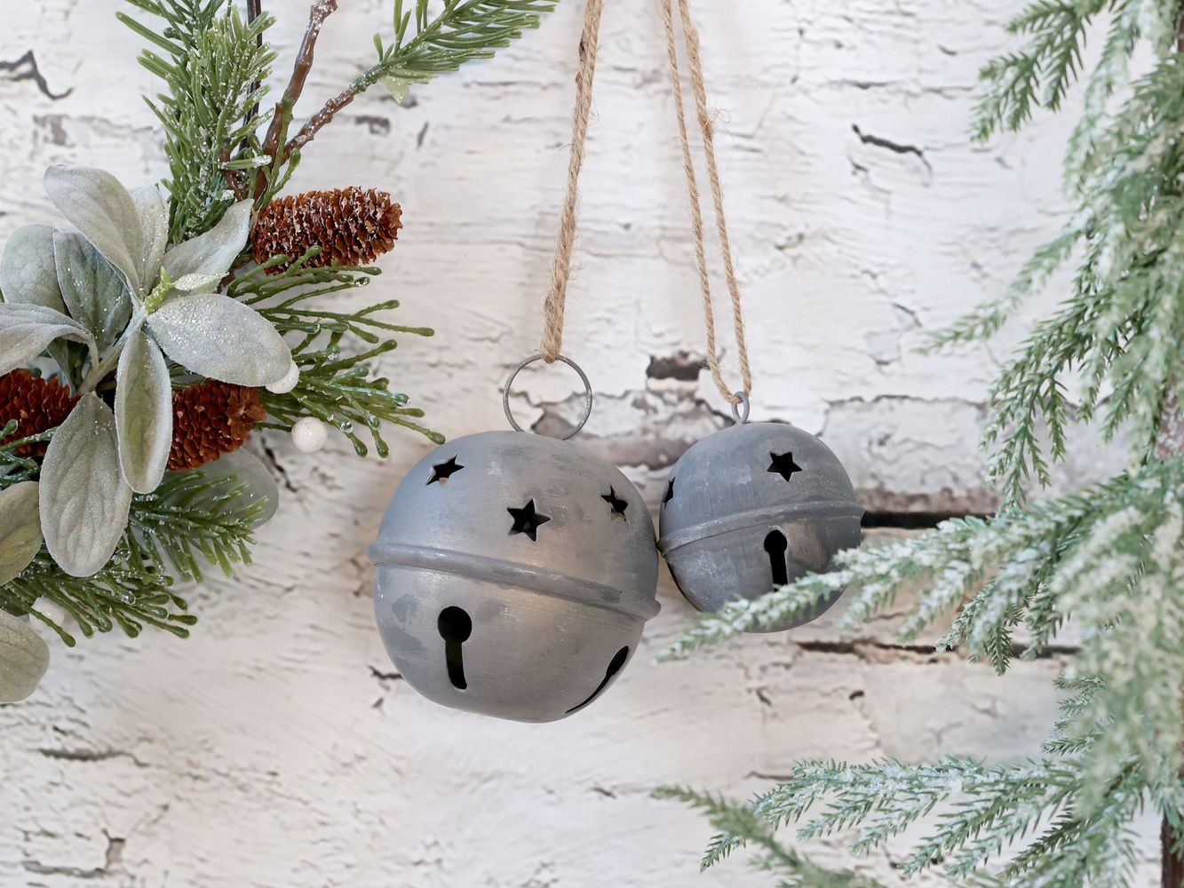 Zinková antik závěsná kovová rolnička na provázku Bell - Ø 8 cm Chic Antique Zinková antik závěsná kovová rolnička na provázku Bell - Ø 8 cm Chic Antique