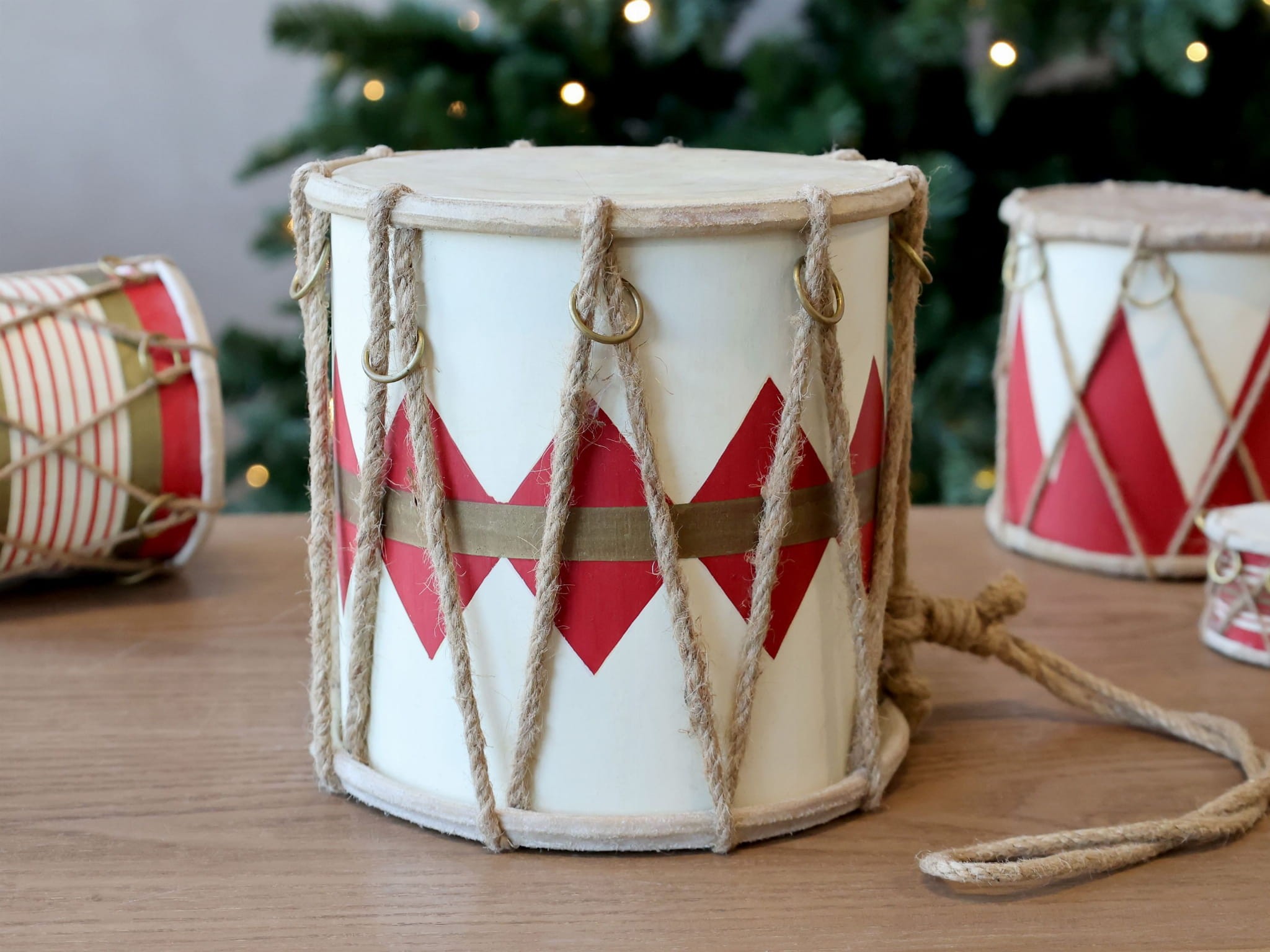 Červeno-bílý vánoční dřevěný buben s kůží Drum Vintage - Ø 17*16 cm Chic Antique Červeno-bílý vánoční dřevěný buben s kůží Drum Vintage - Ø 17*16 cm Chic Antique