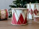 Červeno-bílý vánoční dřevěný buben s kůží Drum Vintage - Ø 15*12 cm Chic Antique