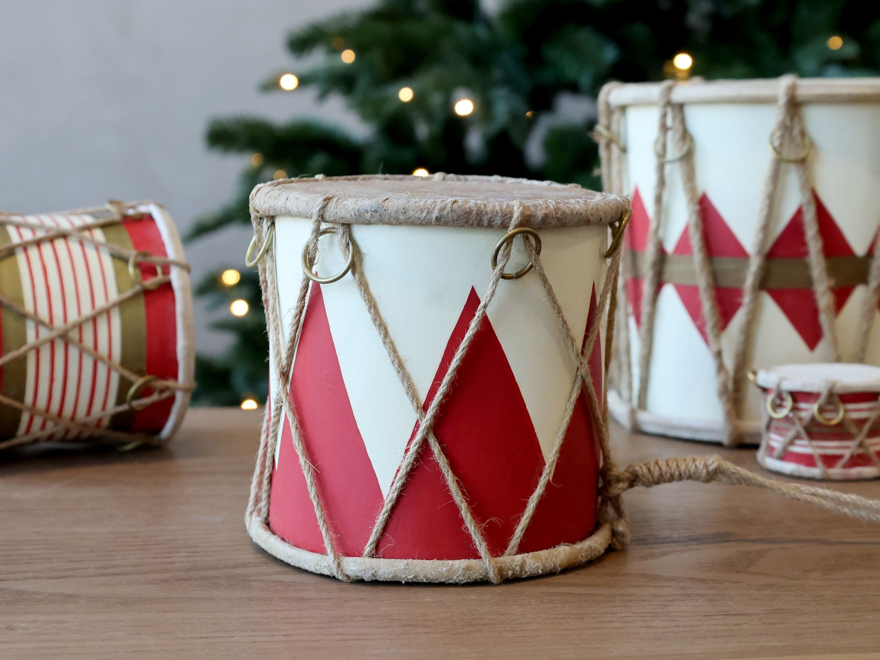 Červeno-bílý vánoční dřevěný buben s kůží Drum Vintage - Ø 15*12 cm Chic Antique Červeno-bílý vánoční dřevěný buben s kůží Drum Vintage - Ø 15*12 cm Chic Antique