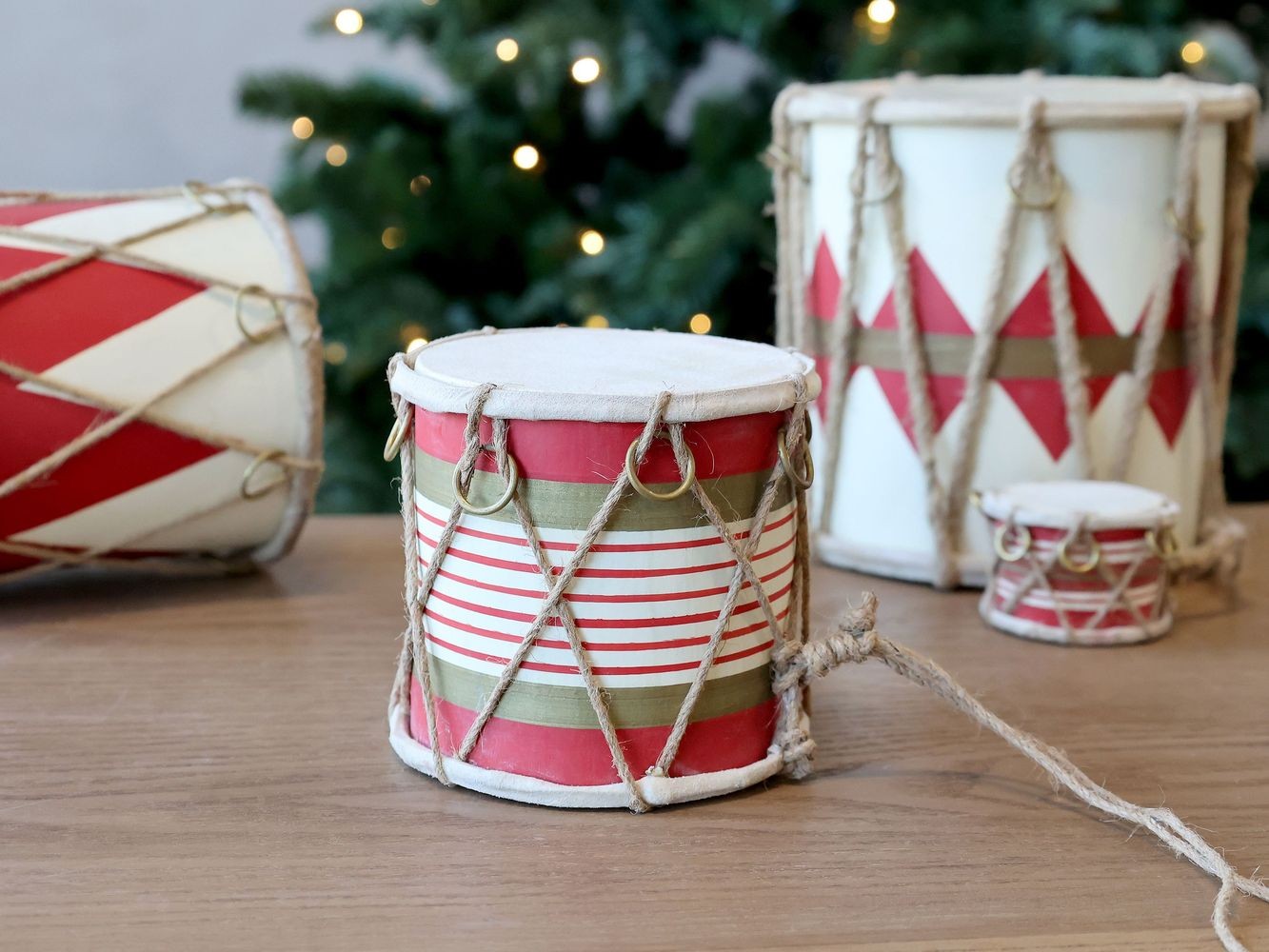 Červeno-bílý vánoční dřevěný buben s kůží Drum Vintage - Ø 11*10 cm Chic Antique Červeno-bílý vánoční dřevěný buben s kůží Drum Vintage - Ø 11*10 cm Chic Antique