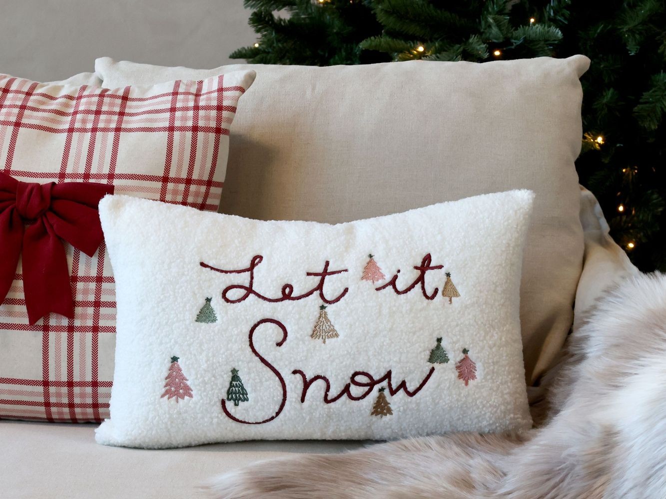 Bílý chlupatý povlak na polštář se stromky Let it Snow - 35*50 cm Chic Antique Bílý chlupatý povlak na polštář se stromky Let it Snow - 35*50 cm Chic Antique