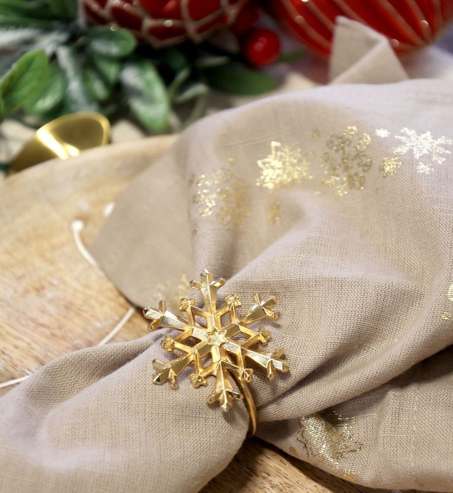 Mosazný antik kovový kroužek na ubrousek s vločkou Snowflakes - 4*4*4 cm Chic Antique Mosazný antik kovový kroužek na ubrousek s vločkou Snowflakes - 4*4*4 cm Chic Antique