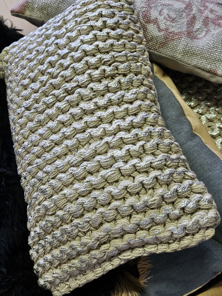 Béžovo-stříbrný polštář s velkými oky Kian Rope - 30*50 cm Mars & More Béžovo-stříbrný polštář s velkými oky Kian Rope - 30*50 cm Mars & More