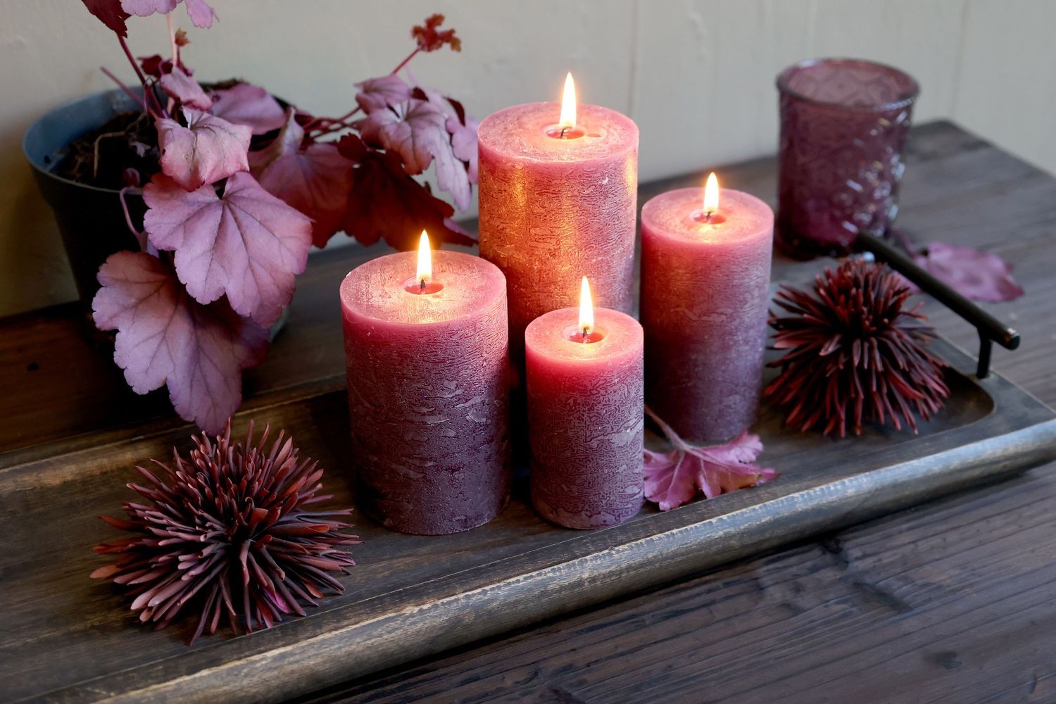 Fialová široká svíčka Macon Rustic plum - Ø 5*8cm/ 16h Chic Antique Fialová široká svíčka Macon Rustic plum - Ø 5*8cm/ 16h Chic Antique