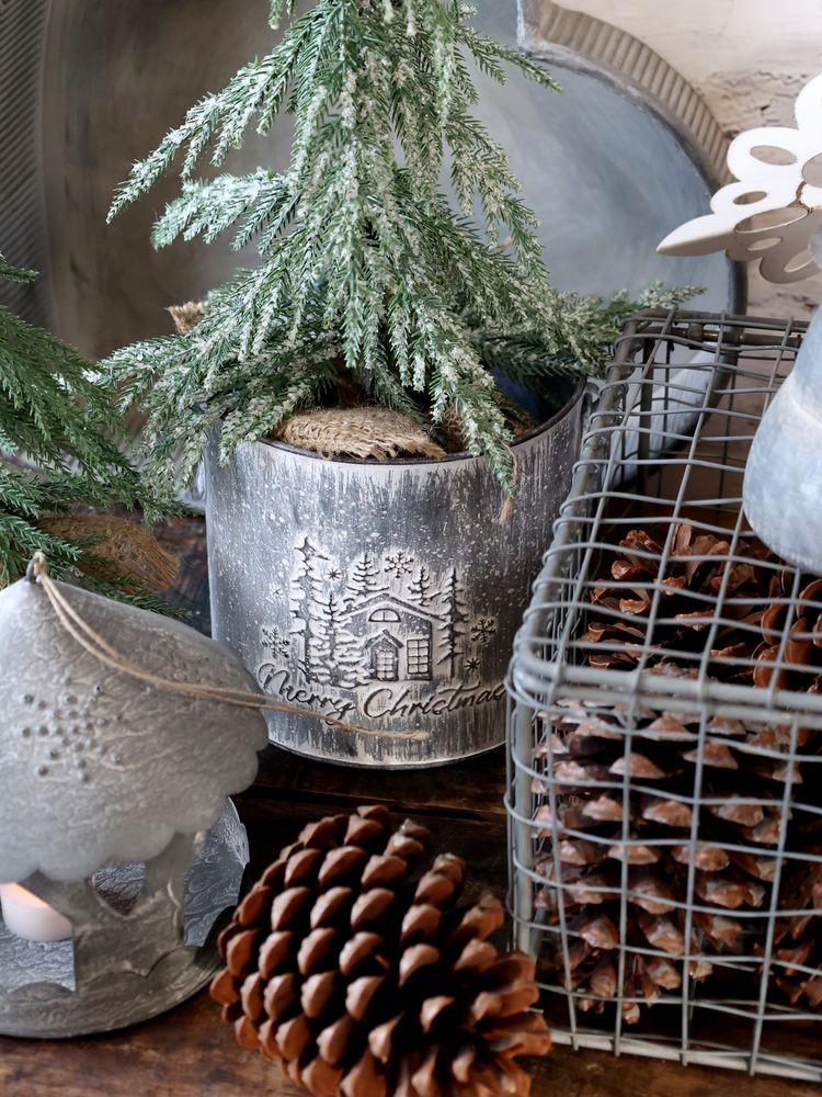 Dekorační plechový antik květináč Merry Christmas - Ø 15*16 cm Chic Antique Dekorační plechový antik květináč Merry Christmas - Ø 15*16 cm Chic Antique