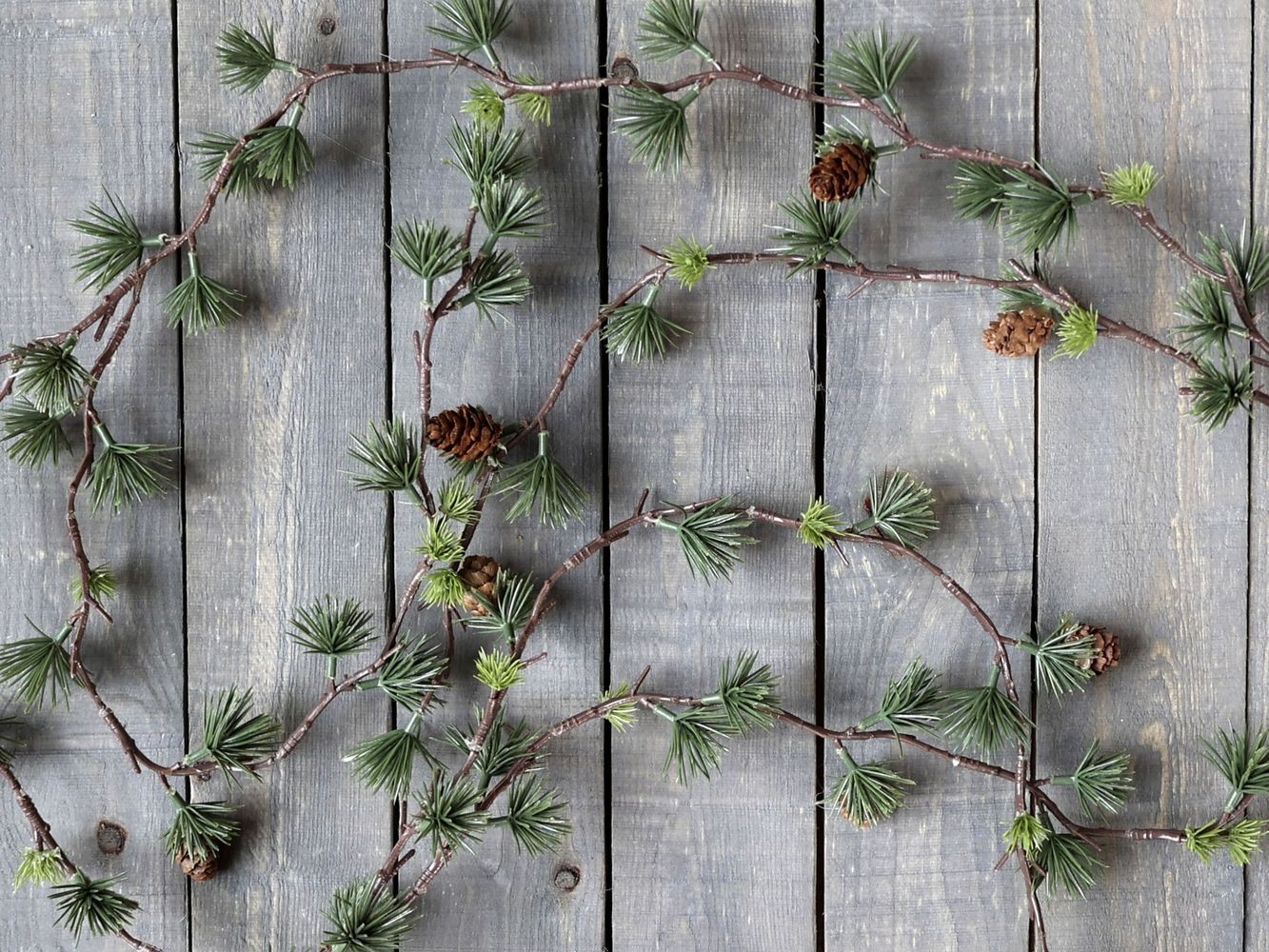 Zelená vánoční cedrová girlanda se šiškami Cedar Garland - 160 cm Chic Antique Zelená vánoční cedrová girlanda se šiškami Cedar Garland - 160 cm Chic Antique