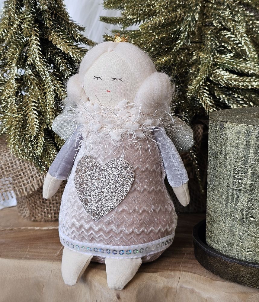 Dekorativní látková figurka anděl v šatičkách se srdíčkem - 12*8*16 cm Clayre & Eef Dekorativní látková figurka anděl v šatičkách se srdíčkem - 12*8*16 cm Clayre & Eef