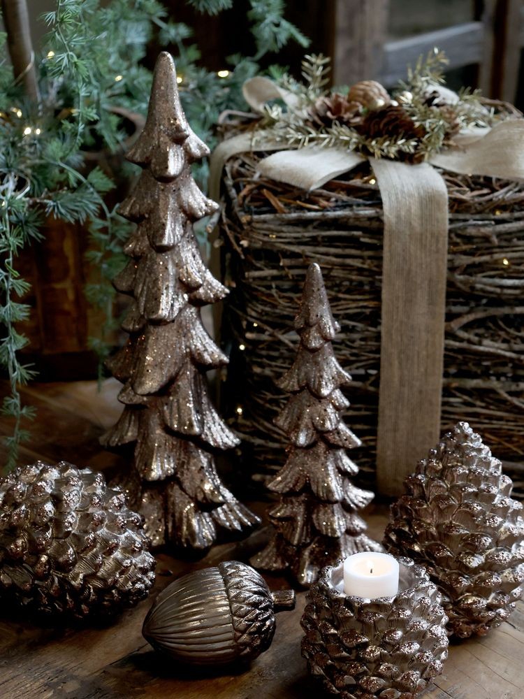 Keramický třpytivý dekorační vánoční stromek Mocca - 14*11*37 cm Chic Antique Keramický třpytivý dekorační vánoční stromek Mocca - 14*11*37 cm Chic Antique