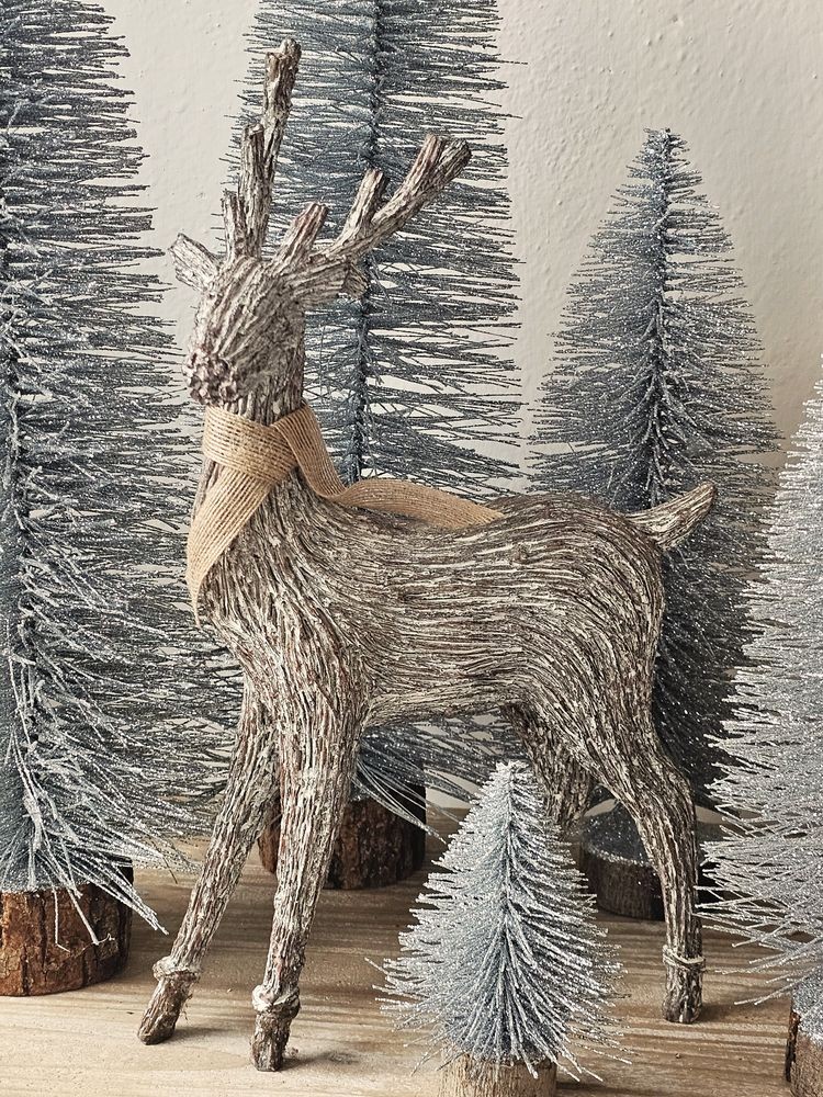 Hnědá dekorace figurka stojící jelen - 24*10*44 cm J-Line by Jolipa Hnědá dekorace figurka stojící jelen - 24*10*44 cm J-Line by Jolipa