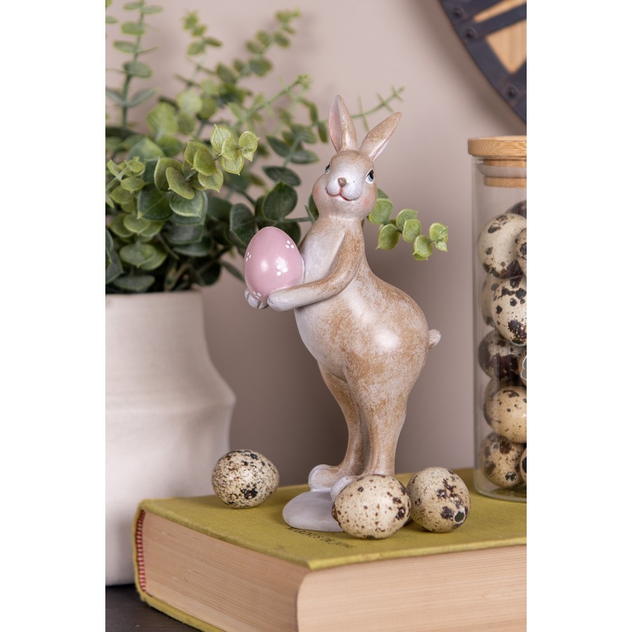 Dekorace hnědý králík s růžovým vajíčkem - 6*8*18 cm Clayre & Eef Dekorace hnědý králík s růžovým vajíčkem - 6*8*18 cm Clayre & Eef