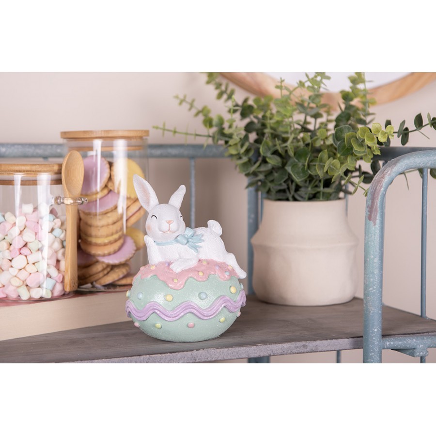 Dekorace králík s mašlí na zeleném vajíčku - 11*9*15 cm Clayre & Eef Dekorace králík s mašlí na zeleném vajíčku - 11*9*15 cm Clayre & Eef