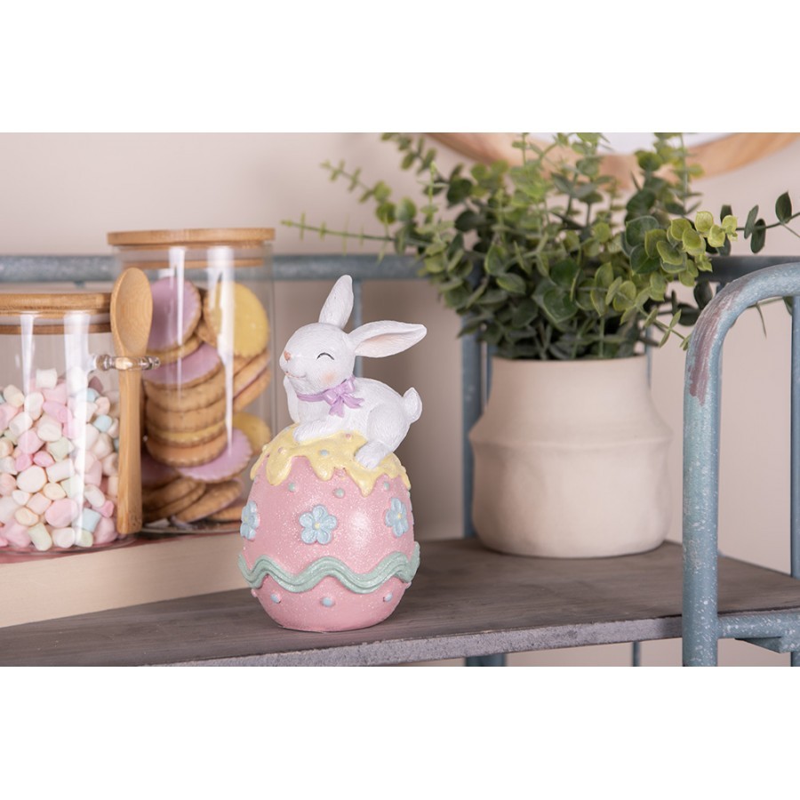 Dekorace králík s mašlí na růžovém vajíčku s květy - 9*9*17 cm Clayre & Eef Dekorace králík s mašlí na růžovém vajíčku s květy - 9*9*17 cm Clayre & Eef
