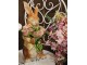 Dekorace hnědý králík s kyticí tulipánů - 19*23*39 cm Clayre & Eef
