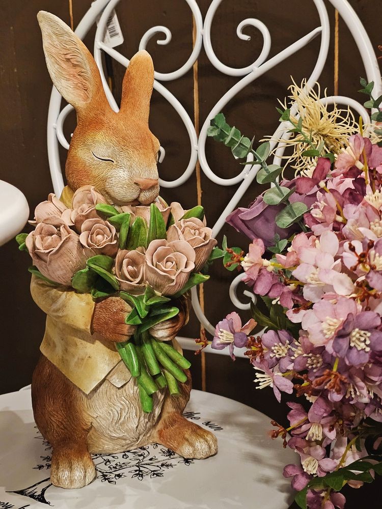 Dekorace hnědý králík s kyticí tulipánů - 19*23*39 cm Clayre & Eef Dekorace hnědý králík s kyticí tulipánů - 19*23*39 cm Clayre & Eef