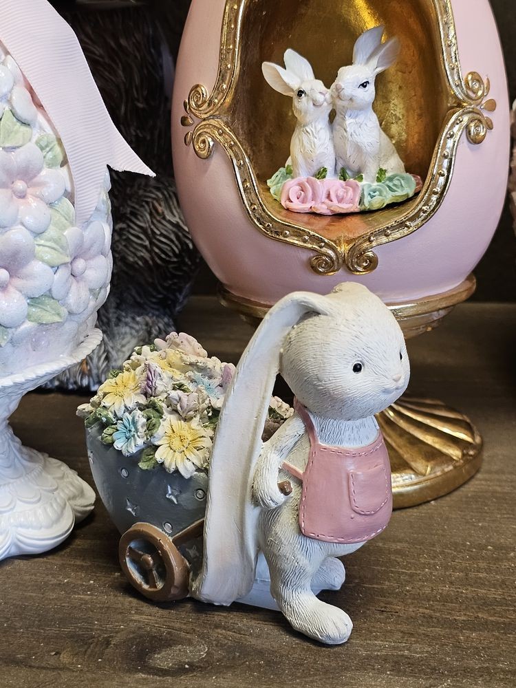 Dekorace zajíček vezoucí vozík plný květin - 11*6*10 cm Clayre & Eef Dekorace zajíček vezoucí vozík plný květin - 11*6*10 cm Clayre & Eef