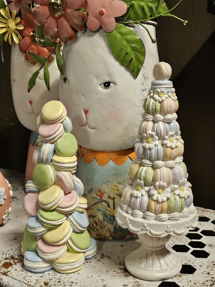 Bílo-barevná dekorace věž z makronek na podstavci - Ø 12*30 cm Clayre & Eef Bílo-barevná dekorace věž z makronek na podstavci - Ø 12*30 cm Clayre & Eef