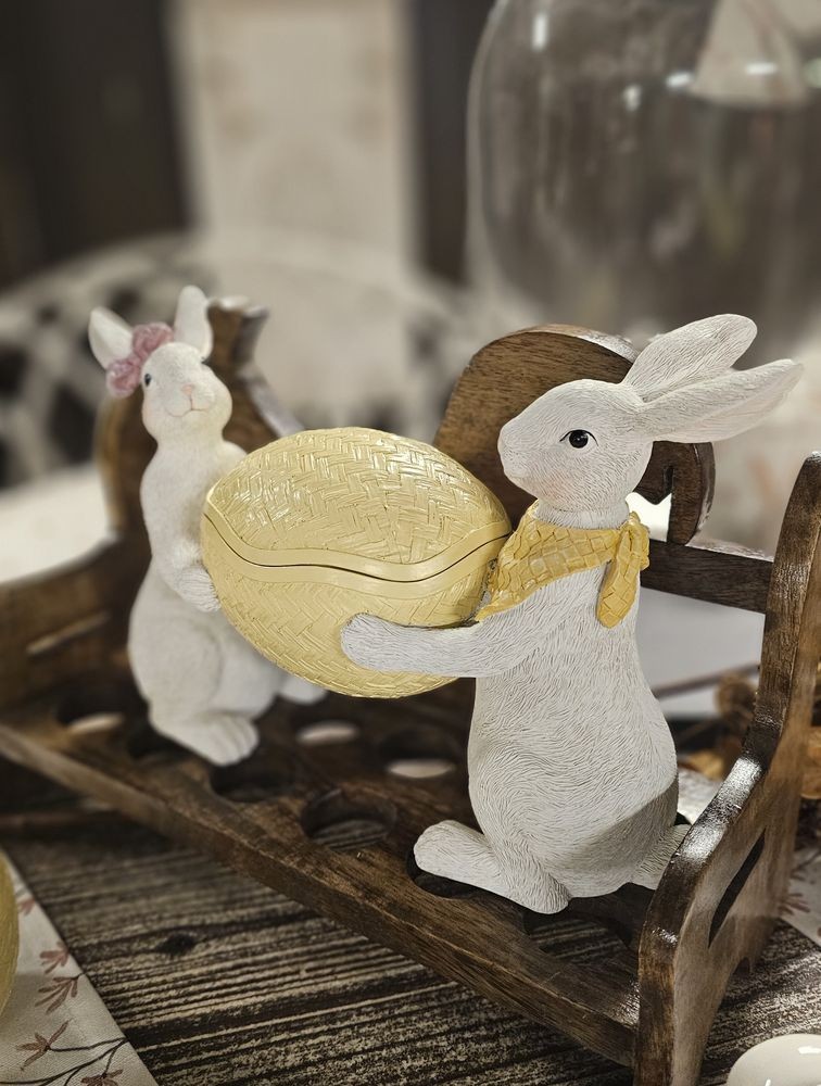 Dekorace šperkovnice králíci nesoucí žluté vajíčko - 29*10*18 cm Clayre & Eef Dekorace šperkovnice králíci nesoucí žluté vajíčko - 29*10*18 cm Clayre & Eef