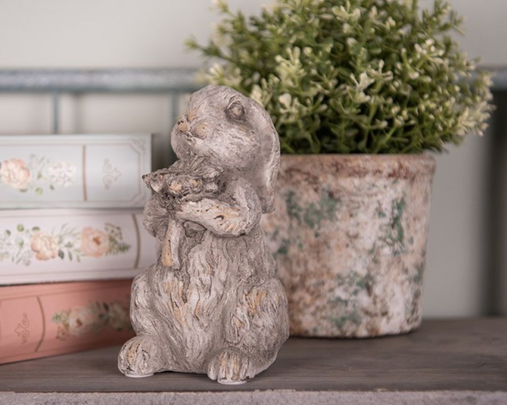 Šedá antik cementová dekorace králík s květinou - 10*9*15 cm Clayre & Eef Šedá antik cementová dekorace králík s květinou - 10*9*15 cm Clayre & Eef