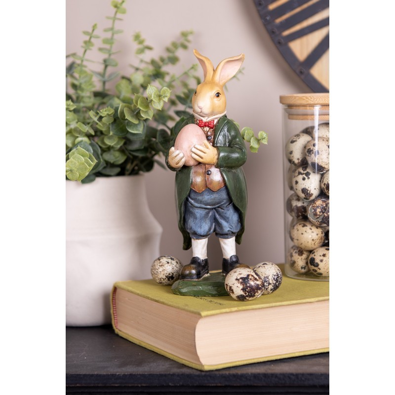 Dekorace králík v zeleném kabátku držící vajíčko - 8*7*20 cm Clayre & Eef Dekorace králík v zeleném kabátku držící vajíčko - 8*7*20 cm Clayre & Eef