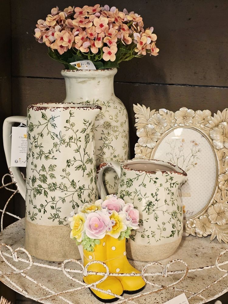 Keramický dekorační džbán se zelenými květy Jenia M - 16*13*15 cm Clayre & Eef Keramický dekorační džbán se zelenými květy Jenia M - 16*13*15 cm Clayre & Eef
