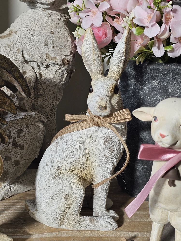 Dekorace béžový sedící králík s mašlí Rabbit Bow - 14*10*26 cm Clayre & Eef Dekorace béžový sedící králík s mašlí Rabbit Bow - 14*10*26 cm Clayre & Eef