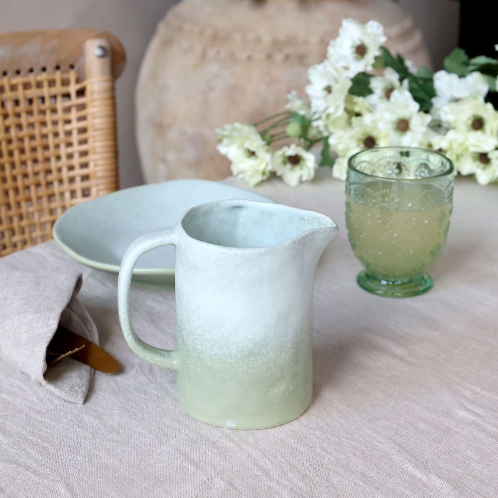 Zelený rustikální džbán Valence Dusty Verte - 13*9*12 cm / 500 ml Chic Antique Zelený rustikální džbán Valence Dusty Verte - 13*9*12 cm / 500 ml Chic Antique