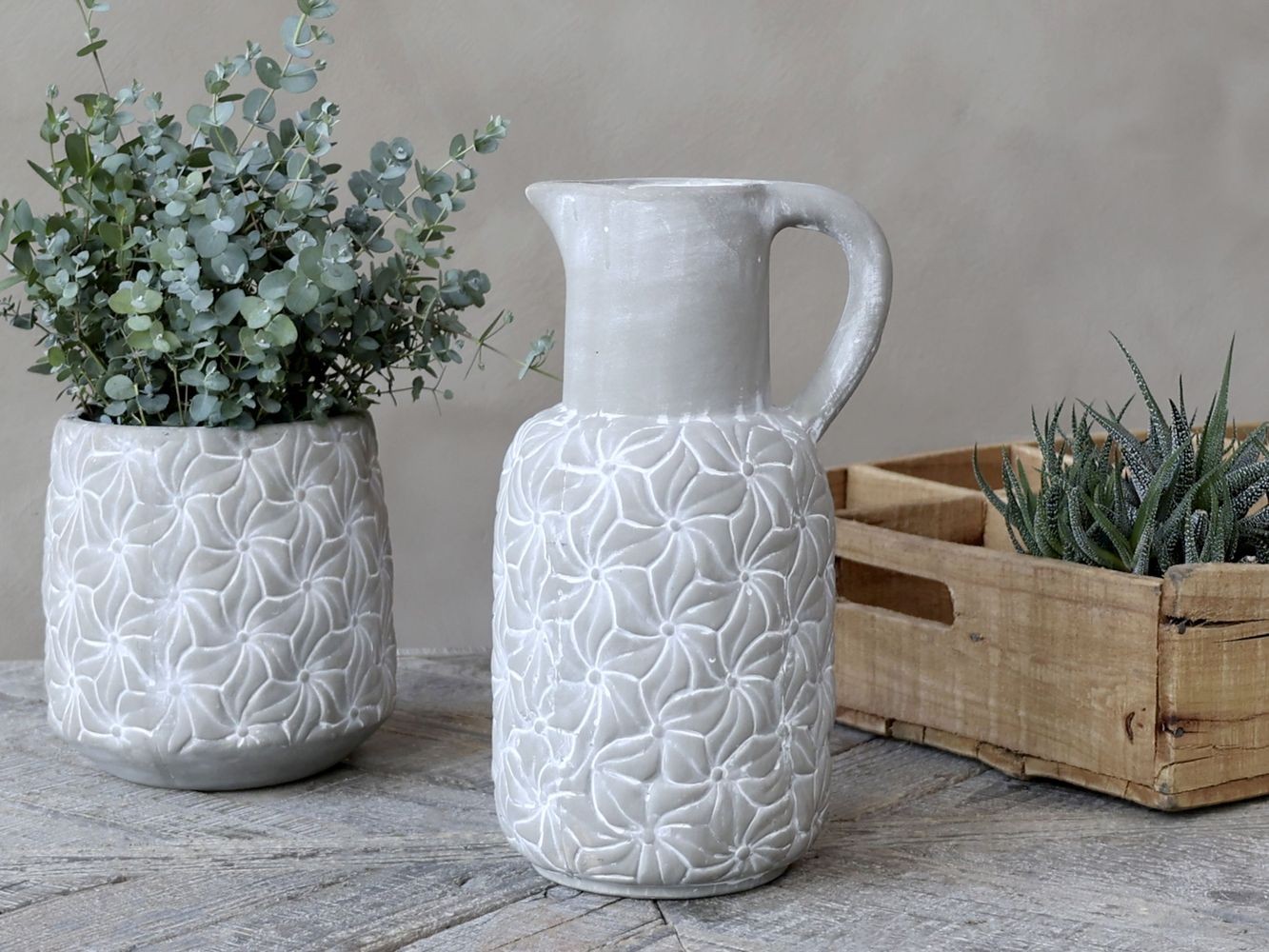 Cementový antik dekorační džbán s květy Colmar - 16*14*30cm Chic Antique Cementový antik dekorační džbán s květy Colmar - 16*14*30cm Chic Antique