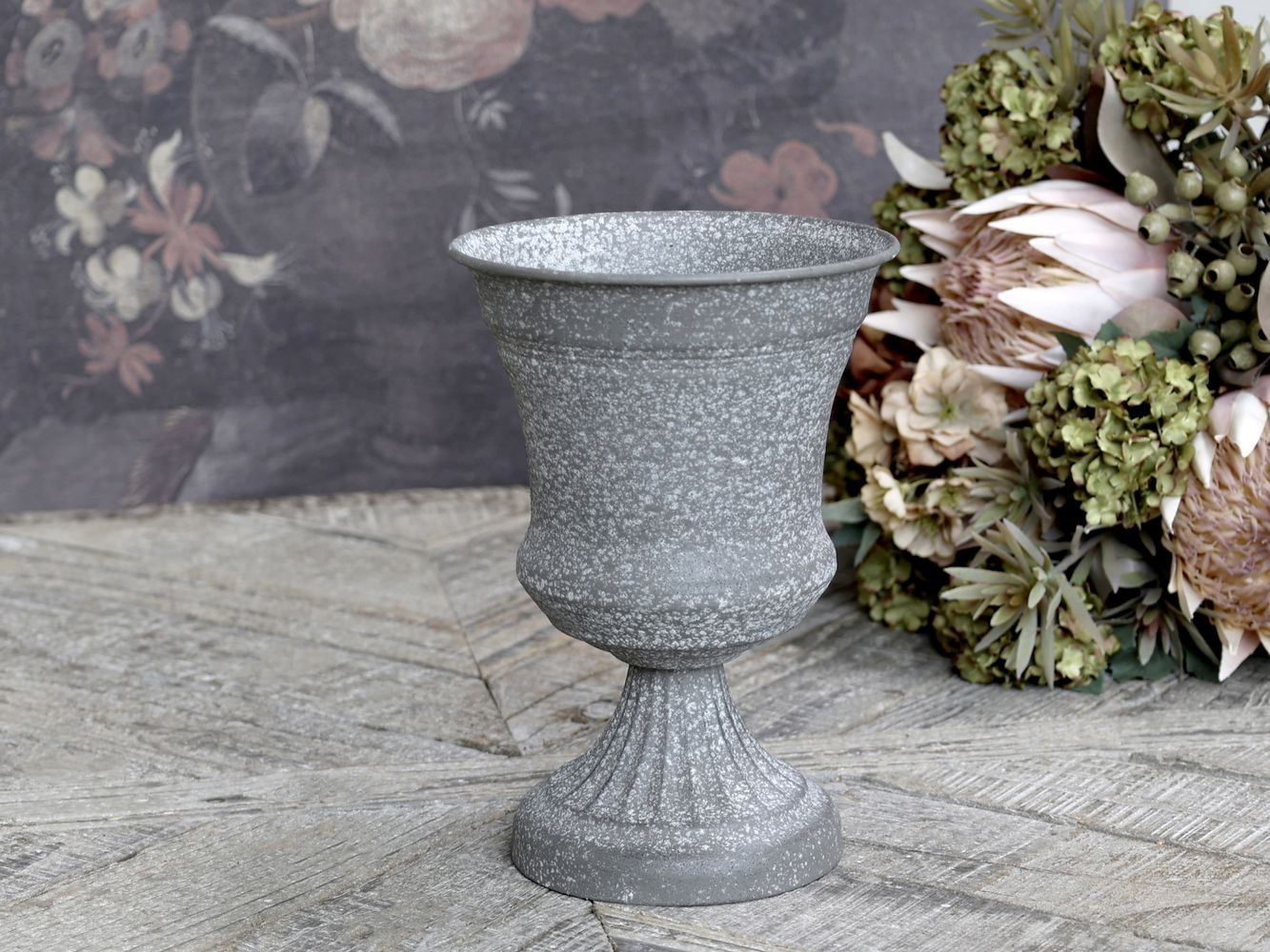 Zinková antik plechová váza na noze Wallier - Ø 14*20 cm Chic Antique Zinková antik plechová váza na noze Wallier - Ø 14*20 cm Chic Antique