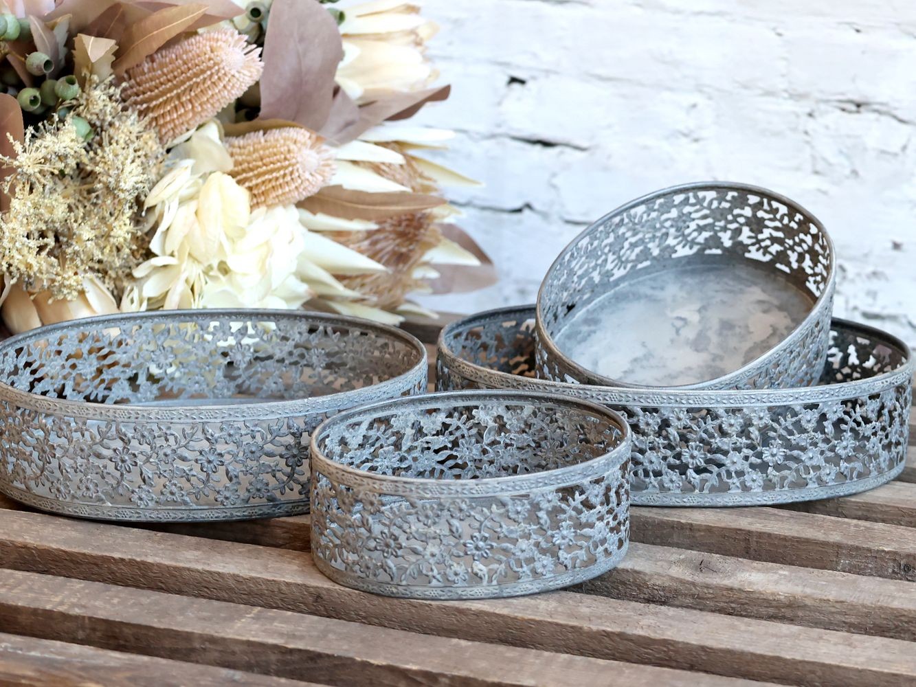 4ks plechový antik podnos s květovanou krajkou - 21*15*5 cm Chic Antique 4ks plechový antik podnos s květovanou krajkou - 21*15*5 cm Chic Antique