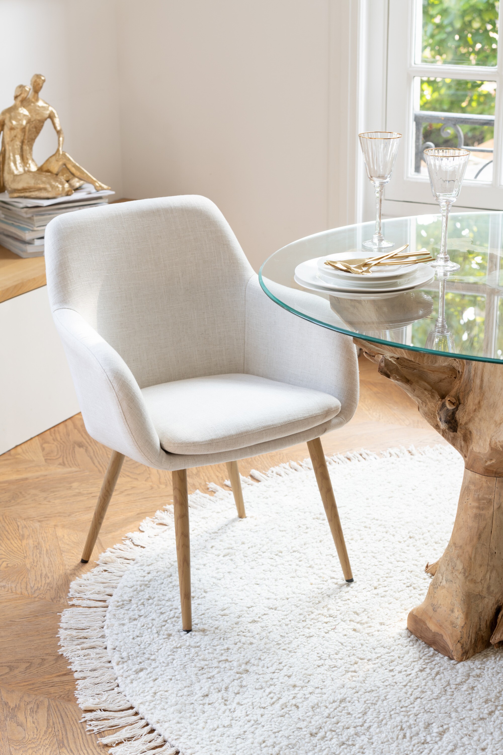 Přírodní jídelní stůl z teakového dřeva a skleněnou deskou na kmeni Raoul teak - Ø140*75cm J-Line by Jolipa Přírodní jídelní stůl z teakového dřeva a skleněnou deskou na kmeni Raoul teak - Ø140*75cm J-Line by Jolipa