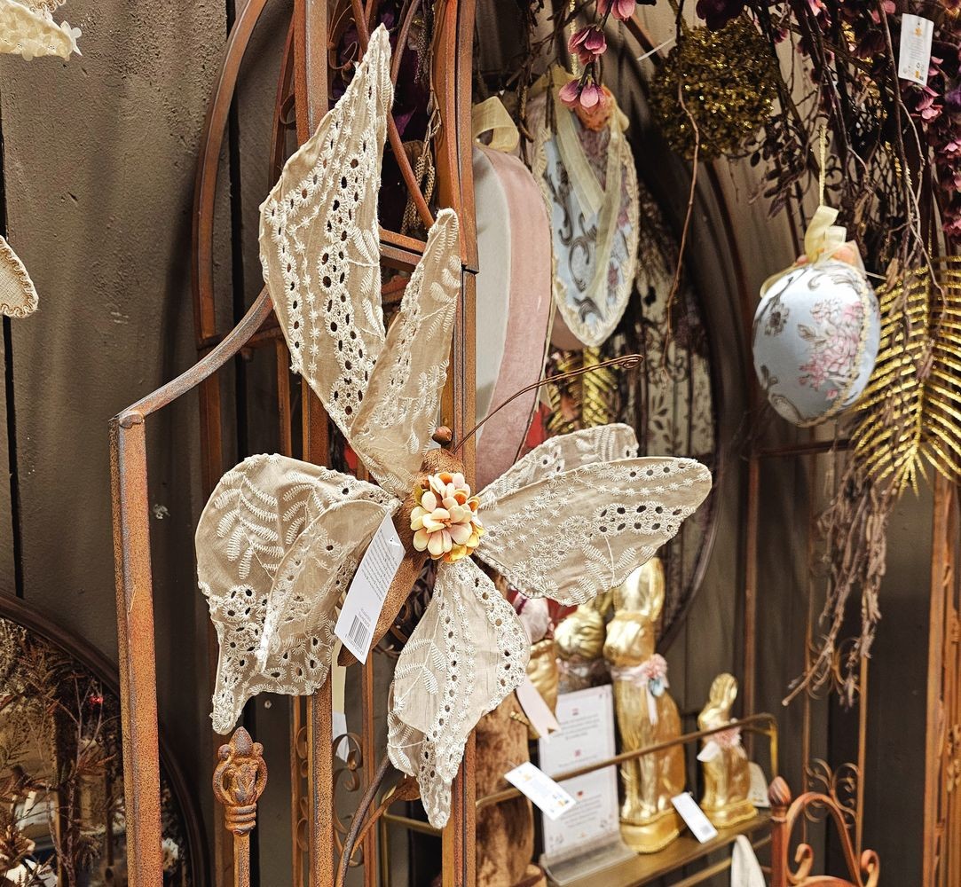Béžová dekorace motýl na klipu zdobený výšivkou Fancy - 28*4*22 cm Clayre & Eef Béžová dekorace motýl na klipu zdobený výšivkou Fancy - 28*4*22 cm Clayre & Eef