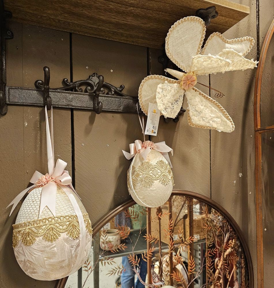Béžové závěsné vajíčko s krajkou a mašlí Fancy - Ø 14*18 cm Clayre & Eef Béžové závěsné vajíčko s krajkou a mašlí Fancy - Ø 14*18 cm Clayre & Eef