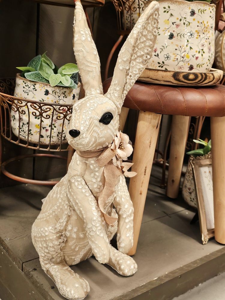 Béžová dekorace zajíc s krajkou Fancy - 25*19*54 cm Clayre & Eef Béžová dekorace zajíc s krajkou Fancy - 25*19*54 cm Clayre & Eef