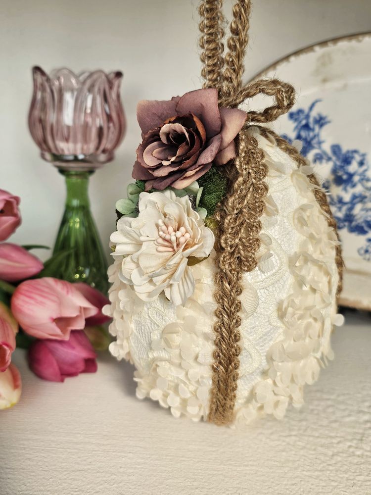 Béžová závěsná dekorace vajíčko zdobené květy Fancy - Ø 11*17 cm Clayre & Eef Béžová závěsná dekorace vajíčko zdobené květy Fancy - Ø 11*17 cm Clayre & Eef