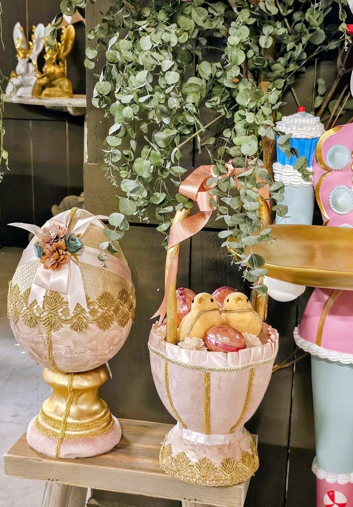 Růžová dekorace vajíčko na podstavci zdobené květy Fancy - Ø 20*38 cm Clayre & Eef Růžová dekorace vajíčko na podstavci zdobené květy Fancy - Ø 20*38 cm Clayre & Eef