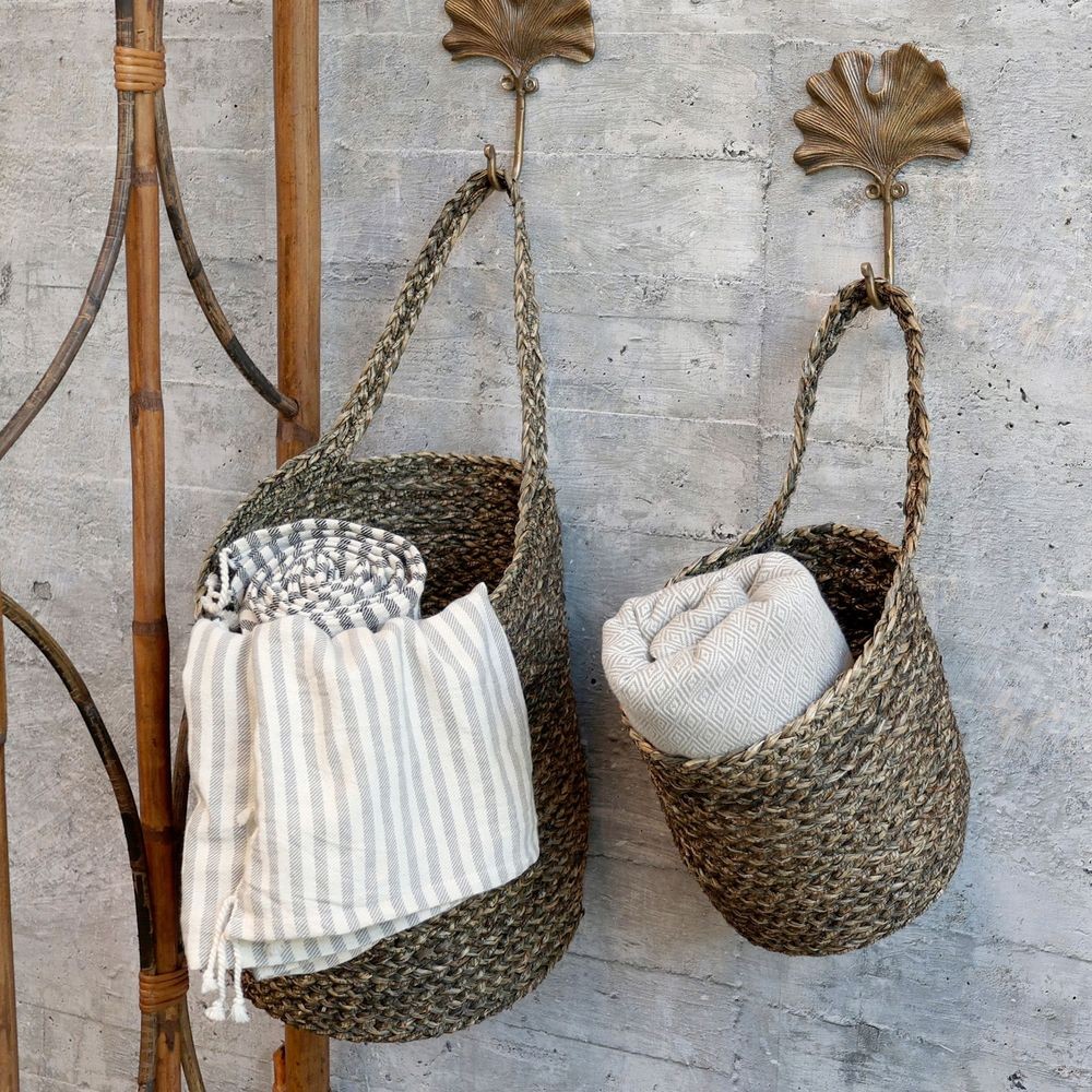 2ks závěsný úložný koš z mořské trávy Loani - Ø 27*30/ Ø 20*20 cm Chic Antique 2ks závěsný úložný koš z mořské trávy Loani - Ø 27*30/ Ø 20*20 cm Chic Antique
