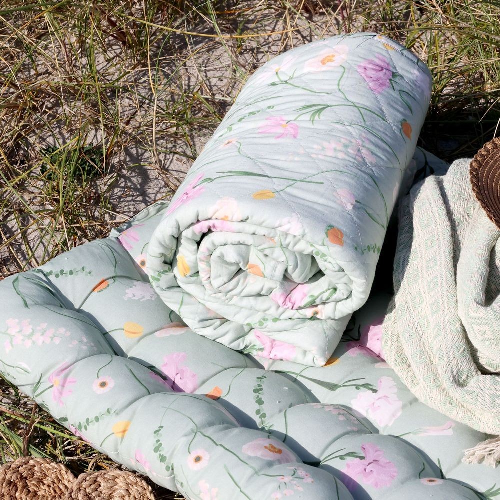 Zelený bavlněný přehoz s květy Aix Quilt Wild Flowers - 130*180 cm Chic Antique Zelený bavlněný přehoz s květy Aix Quilt Wild Flowers - 130*180 cm Chic Antique