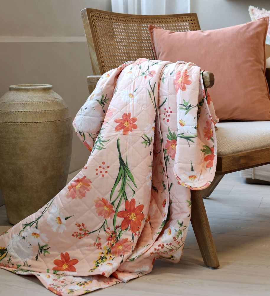 Růžový bavlněný přehoz s květy Aix Quilt Wild Flowers - 130*180 cm Chic Antique Růžový bavlněný přehoz s květy Aix Quilt Wild Flowers - 130*180 cm Chic Antique