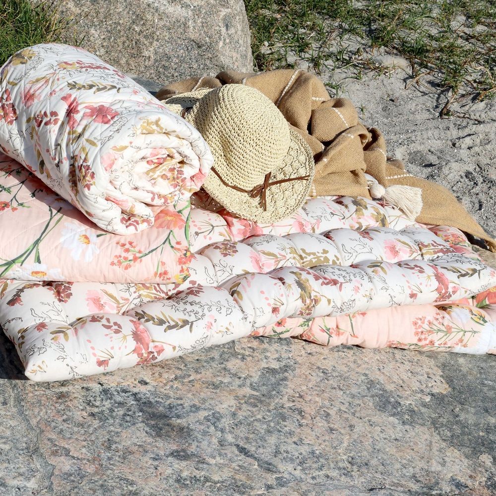 Růžová matrace s květy Aix Quilt Wild Flowers - 60*100 cm Chic Antique Růžová matrace s květy Aix Quilt Wild Flowers - 60*100 cm Chic Antique