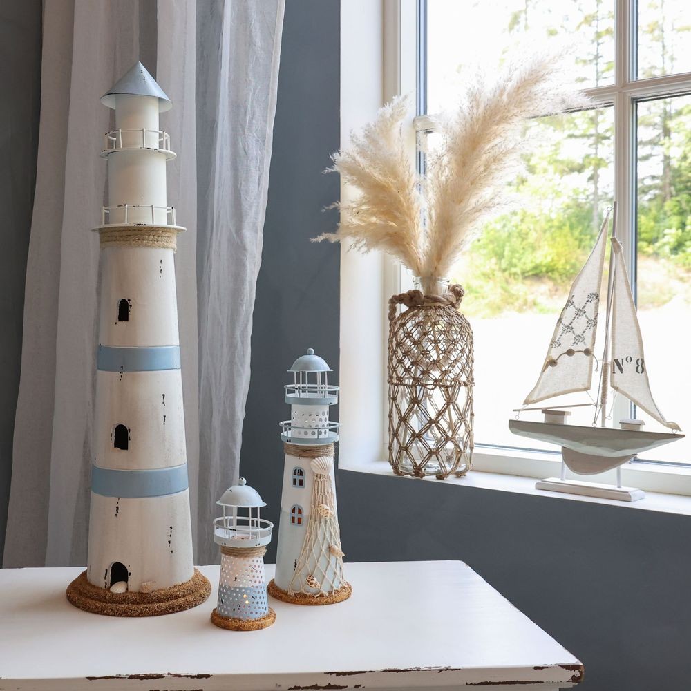 Bílo-modrá kovová dekorace maják s Led Lighthouse - Ø 17*61 cm Chic Antique Bílo-modrá kovová dekorace maják s Led Lighthouse - Ø 17*61 cm Chic Antique